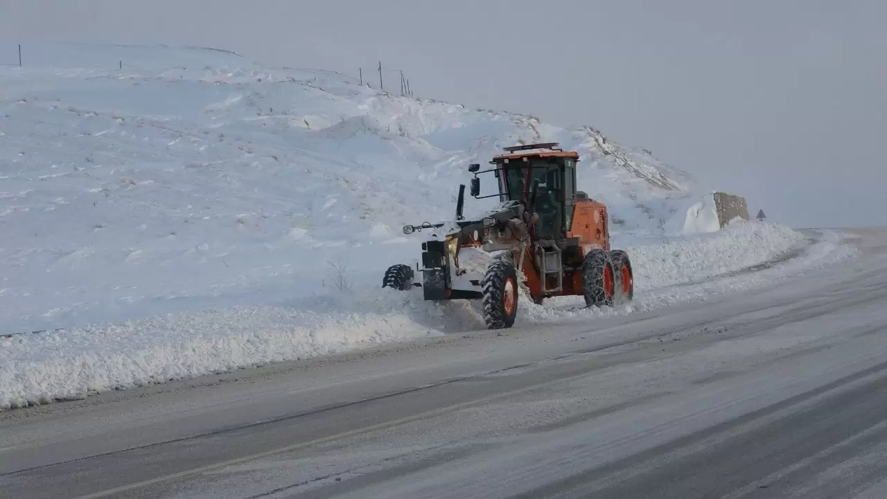 Van beyaza büründü: Kar 1,5 metreyi aştı, hayat durma noktasında 5