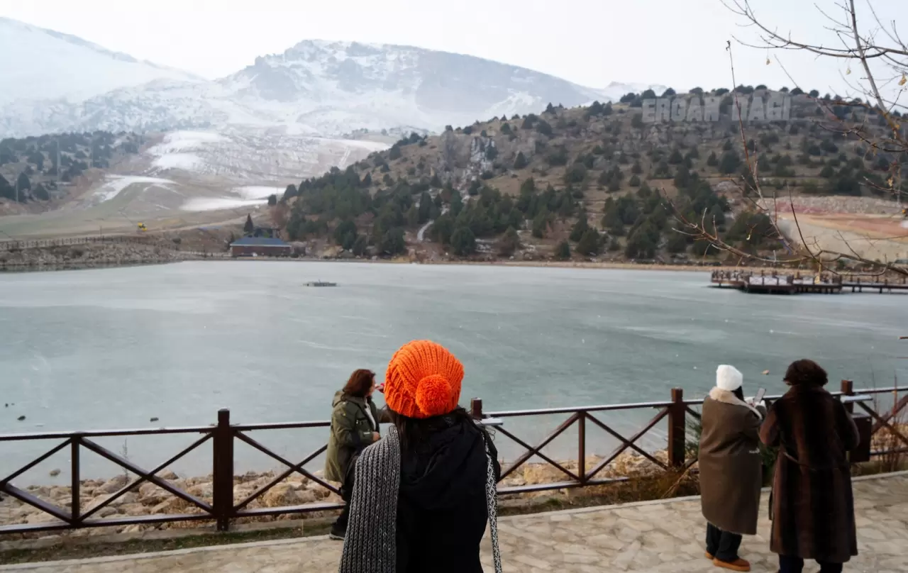 Erzincan'da Ardıçlı Gölü'nün buzla kaplanan yüzeyi, kış manzaralarıyla göz kamaştırdı 3