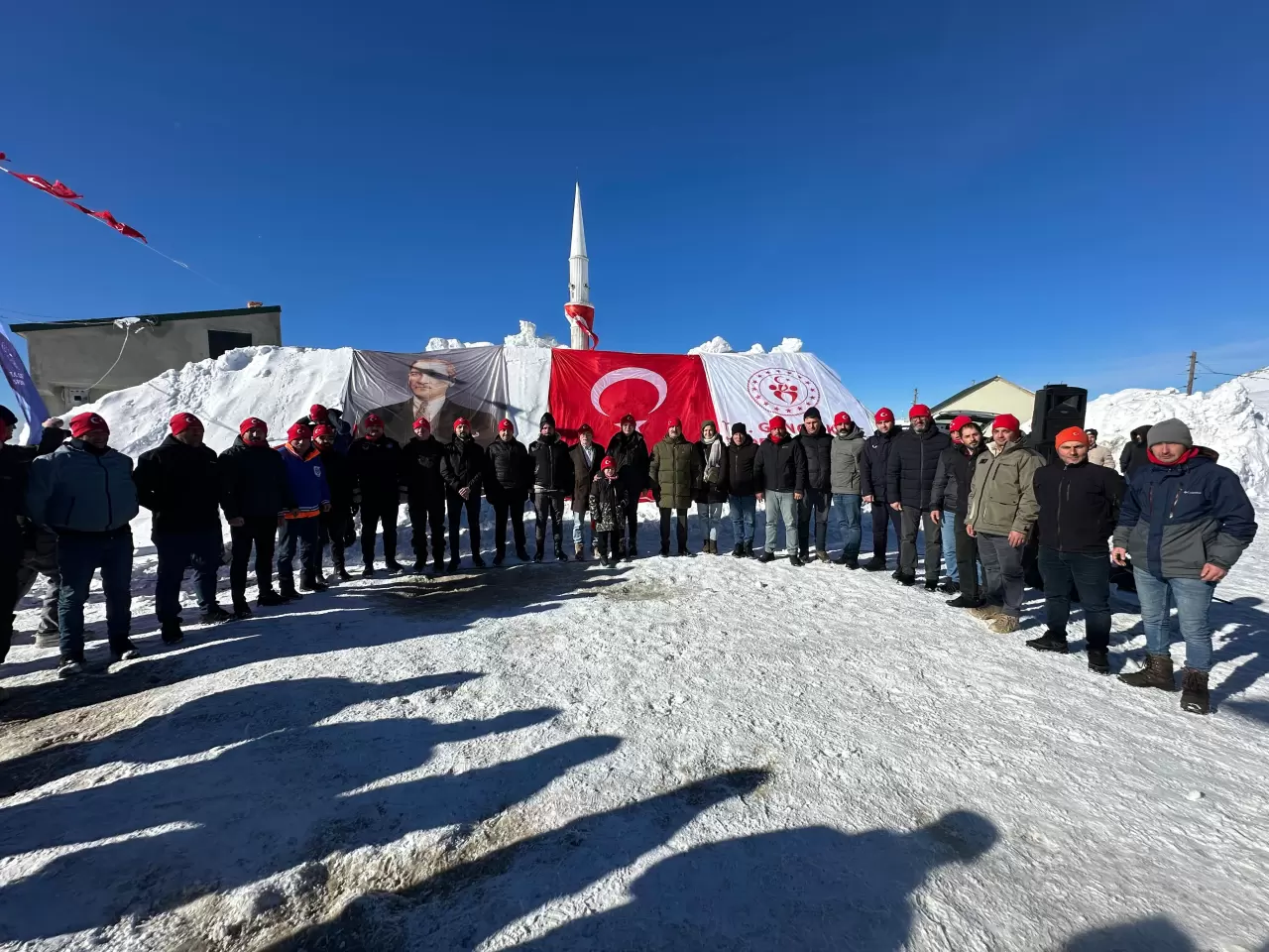 Sis Dağı’nda Sarıkamış Şehitleri için 350 metrelik bayrakla zirveye yürüdüler 3