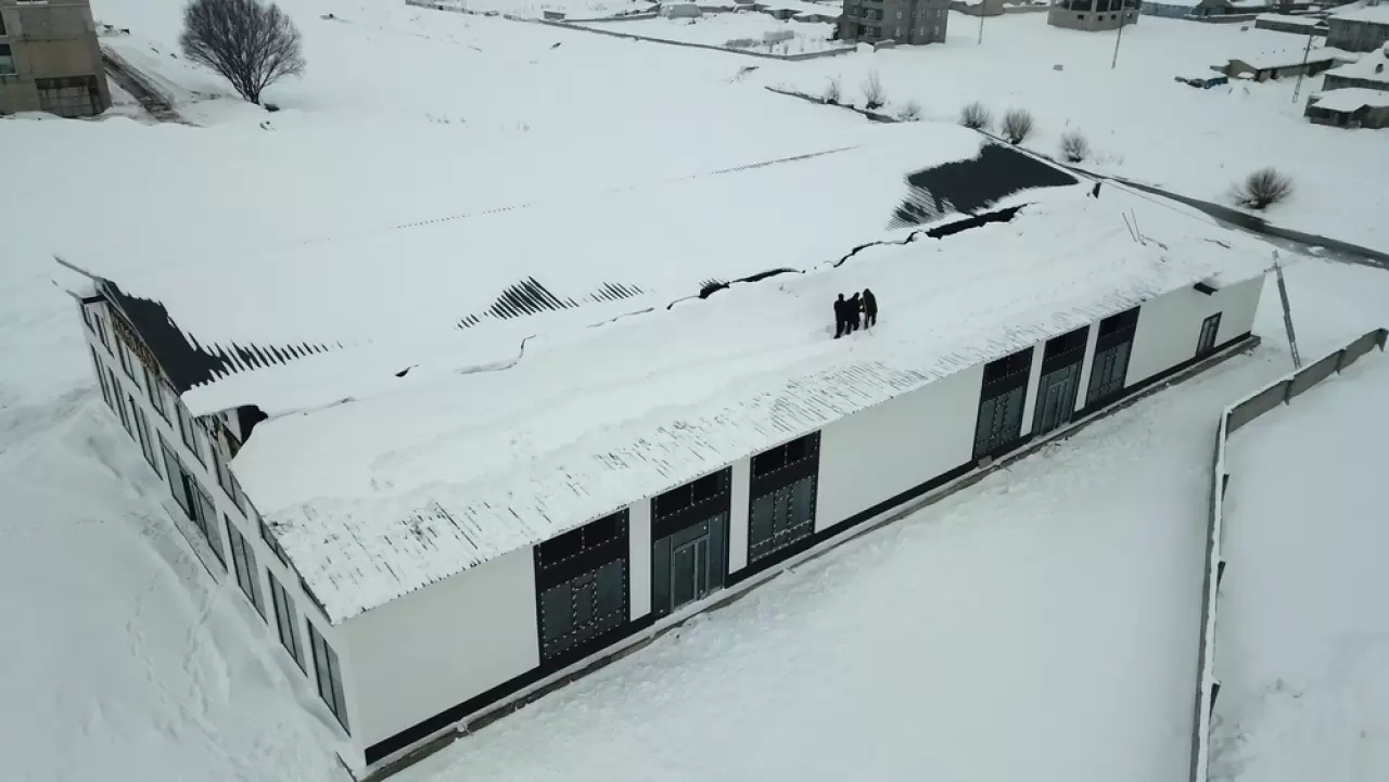 Ağrı’da kar yağışı tek katlı evleri beyaza bürüdü, ortaya kartpostallık görüntüler çıktı 6