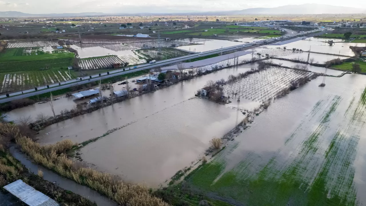 Otomobiller dereye uçtu, tarım arazileri göle döndü! 16