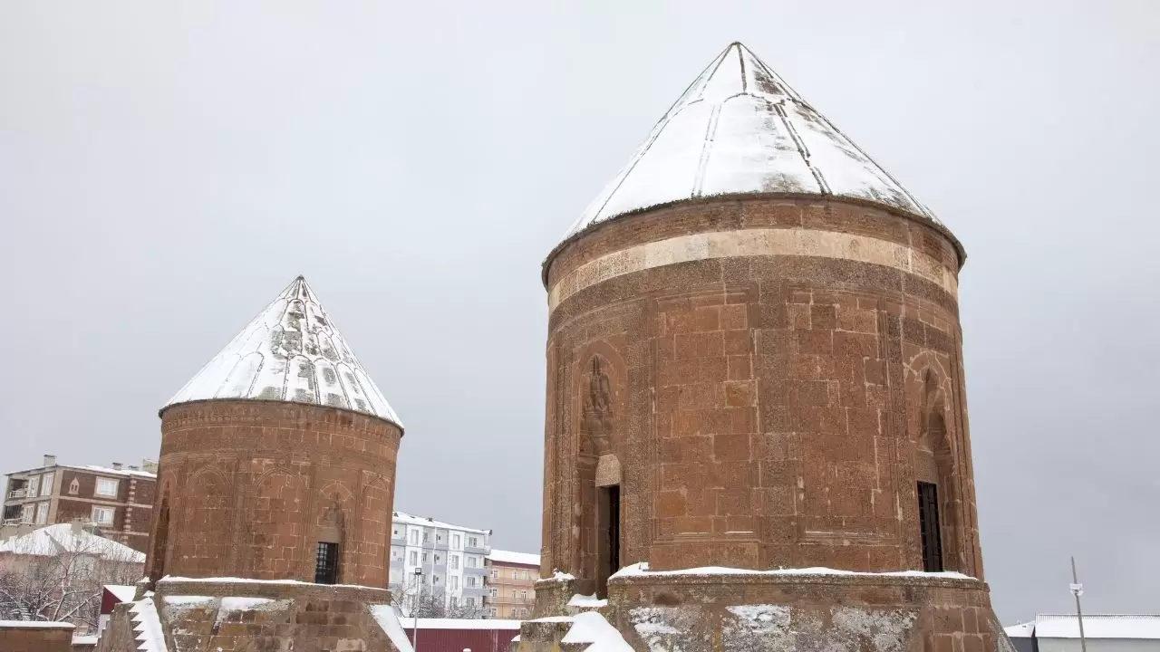 Hizan ve Ahlat’ta kar alarmı: Tarihi eserler ve köyler beyaz örtüyle kaplandı! 1