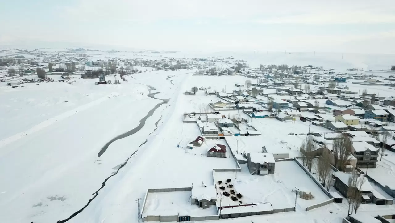 Ağrı’da kar yağışı tek katlı evleri beyaza bürüdü, ortaya kartpostallık görüntüler çıktı 7