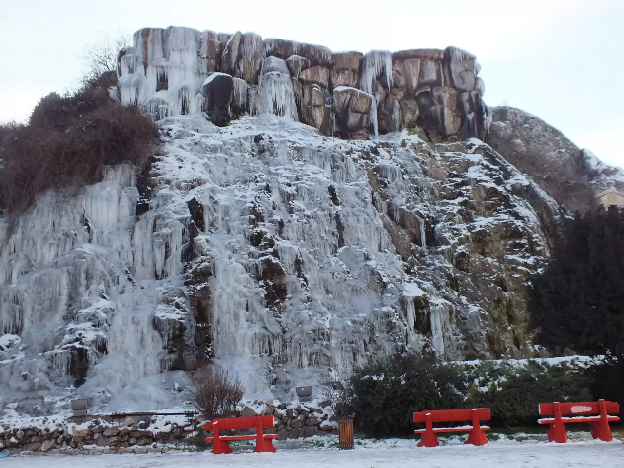 Tokat'ta yapay şelale buz tuttu 1