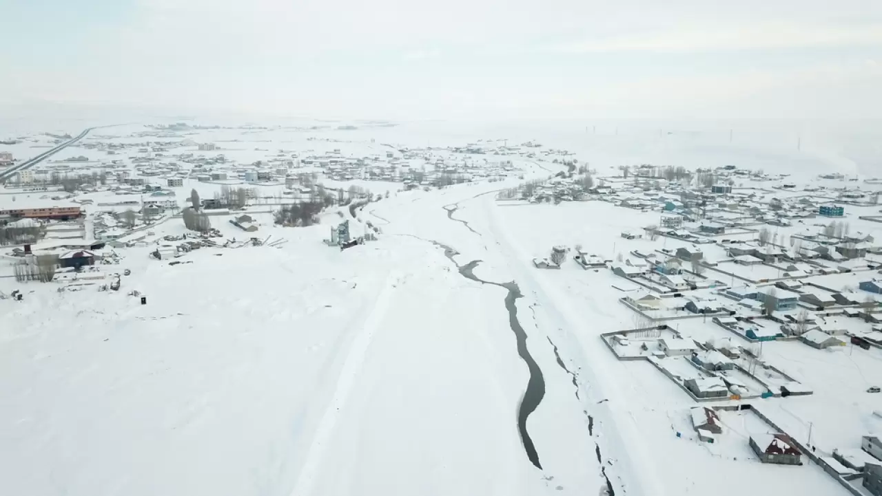 Ağrı’da kar yağışı tek katlı evleri beyaza bürüdü, ortaya kartpostallık görüntüler çıktı 1