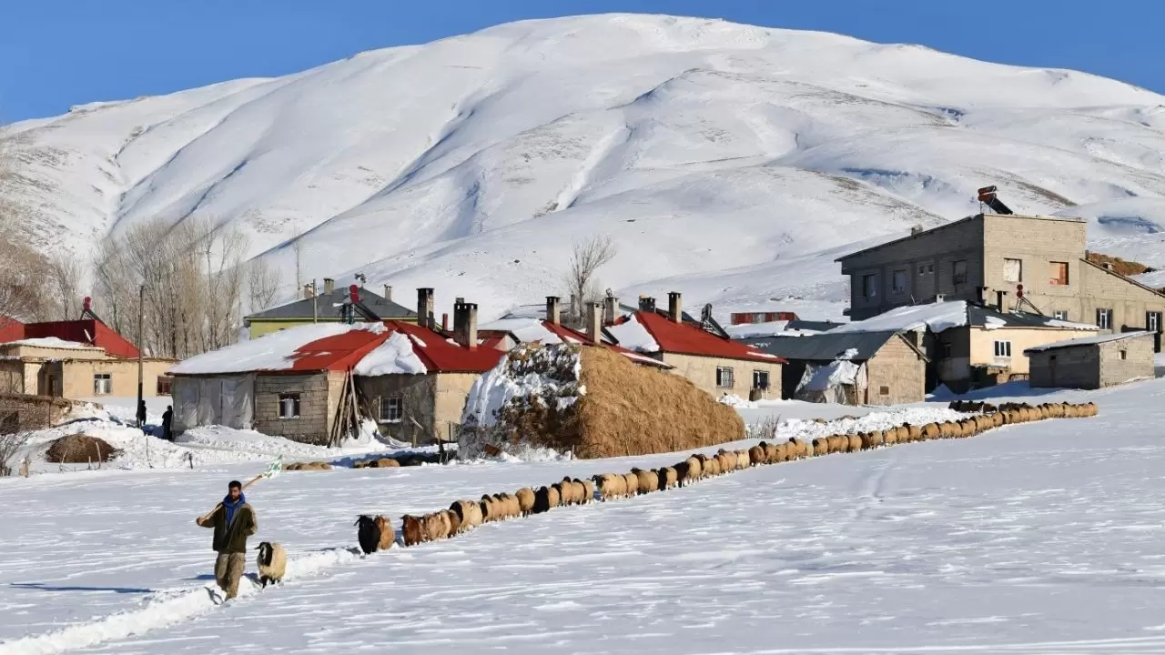 Van’da Kış Sert yüzünü gösterdi: Çatak’ta günlük yaşam dondu 3
