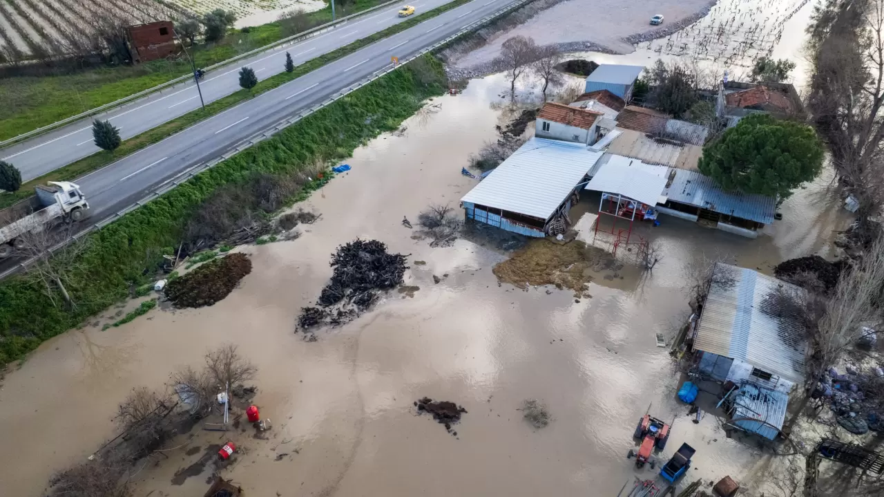 Otomobiller dereye uçtu, tarım arazileri göle döndü! 3