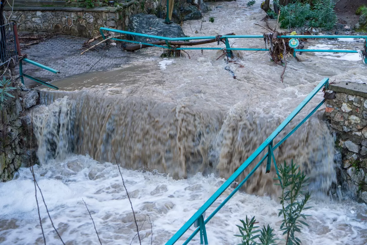 Otomobiller dereye uçtu, tarım arazileri göle döndü! 7