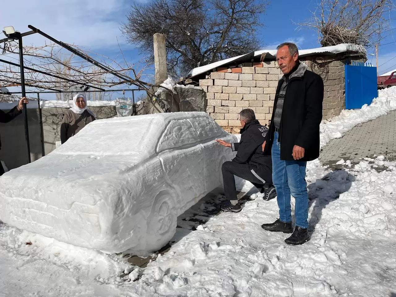Sivas'ta bir vatandaş evinin önüne kardan otomobil ve gemi yaptı 2
