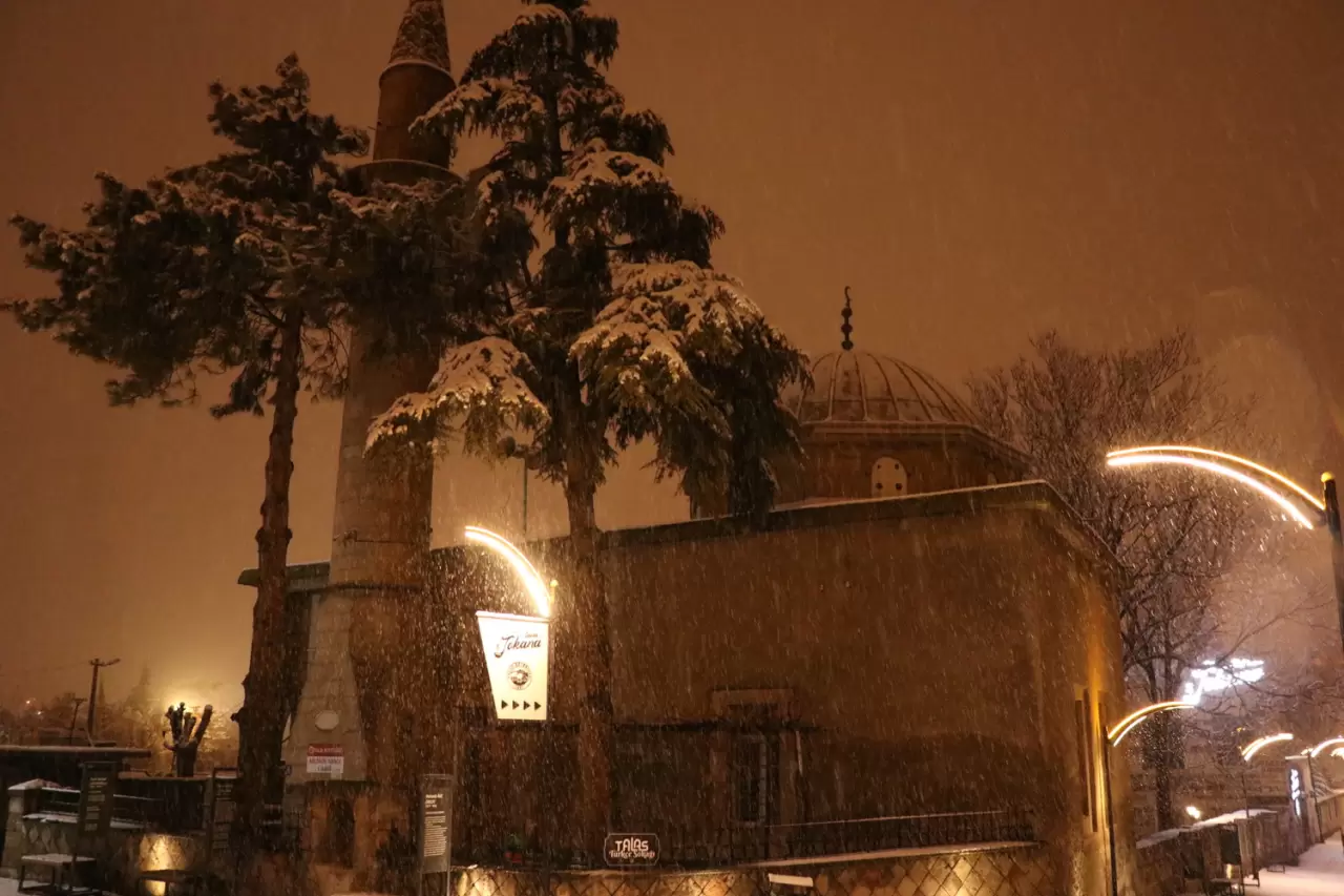 Kayseri'de kar yağışı muhteşem görüntüler ortaya çıkardı: Ulaşımda aksamalar beraberinde geldi 2