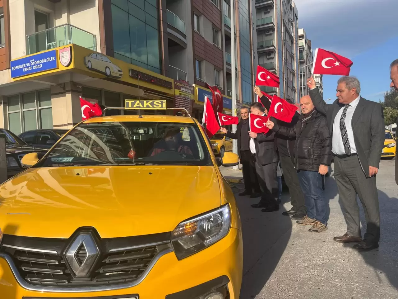 İzmir’den bayrağa uzanan ellere sert tepki! Taksiciler şehir turu attı 1