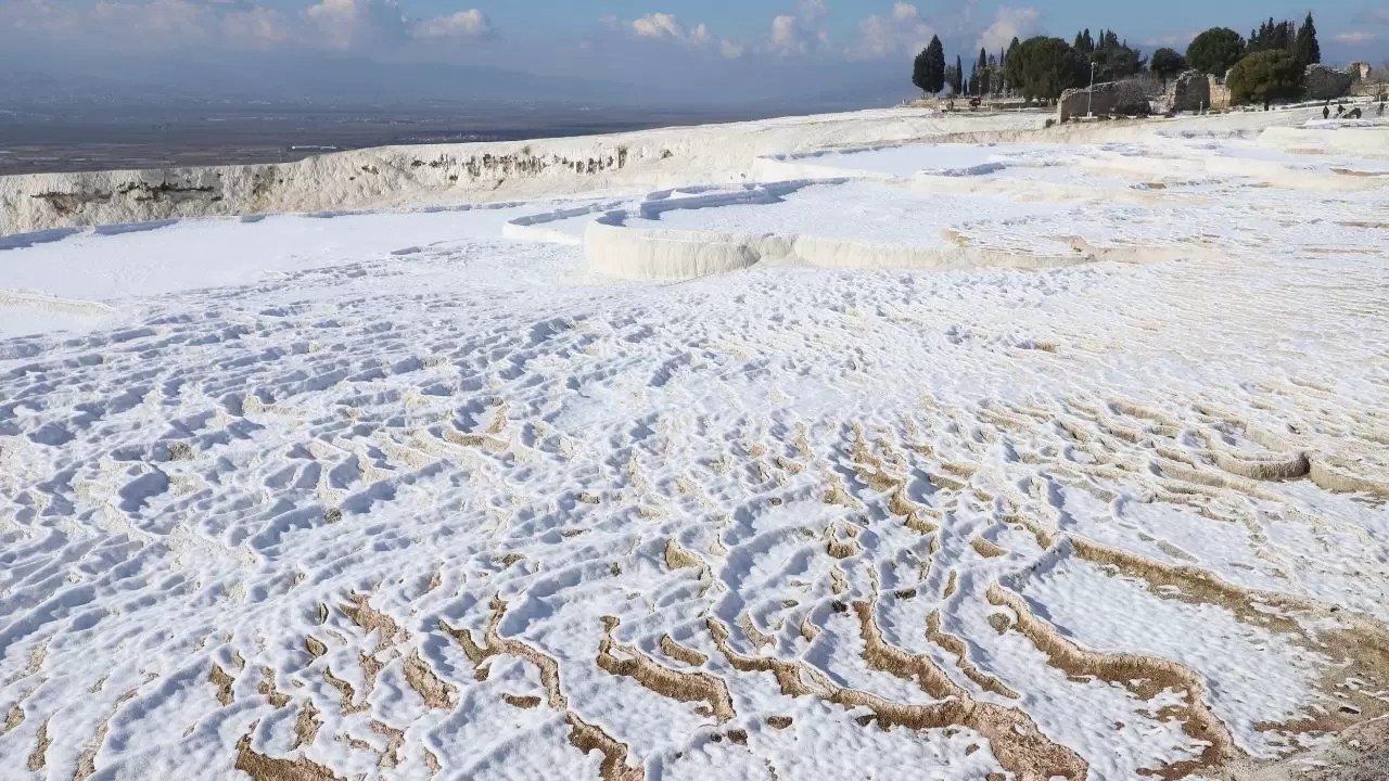Karın ve tarihin buluşması: Pamukkale’de eşsiz görüntüler! 5