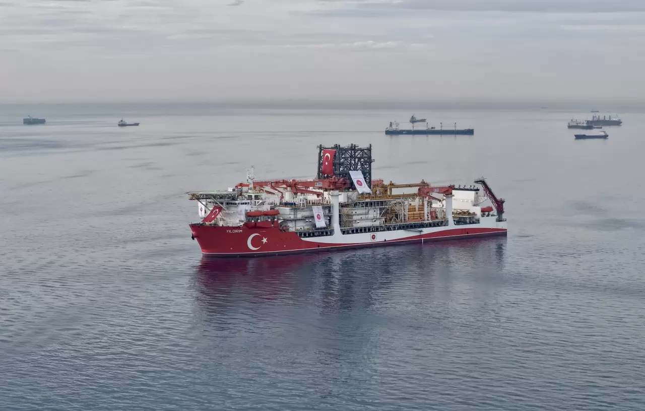 Dev enerji hamlesi Boğaz’da: Türk sondaj gemisi Yıldırım İstanbul’dan Karadeniz’e geçti 1