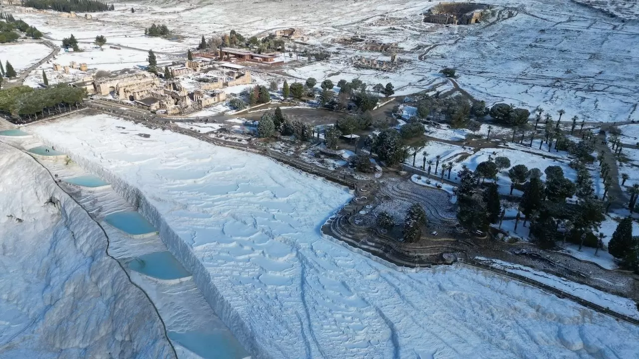 Karın ve tarihin buluşması: Pamukkale’de eşsiz görüntüler! 10