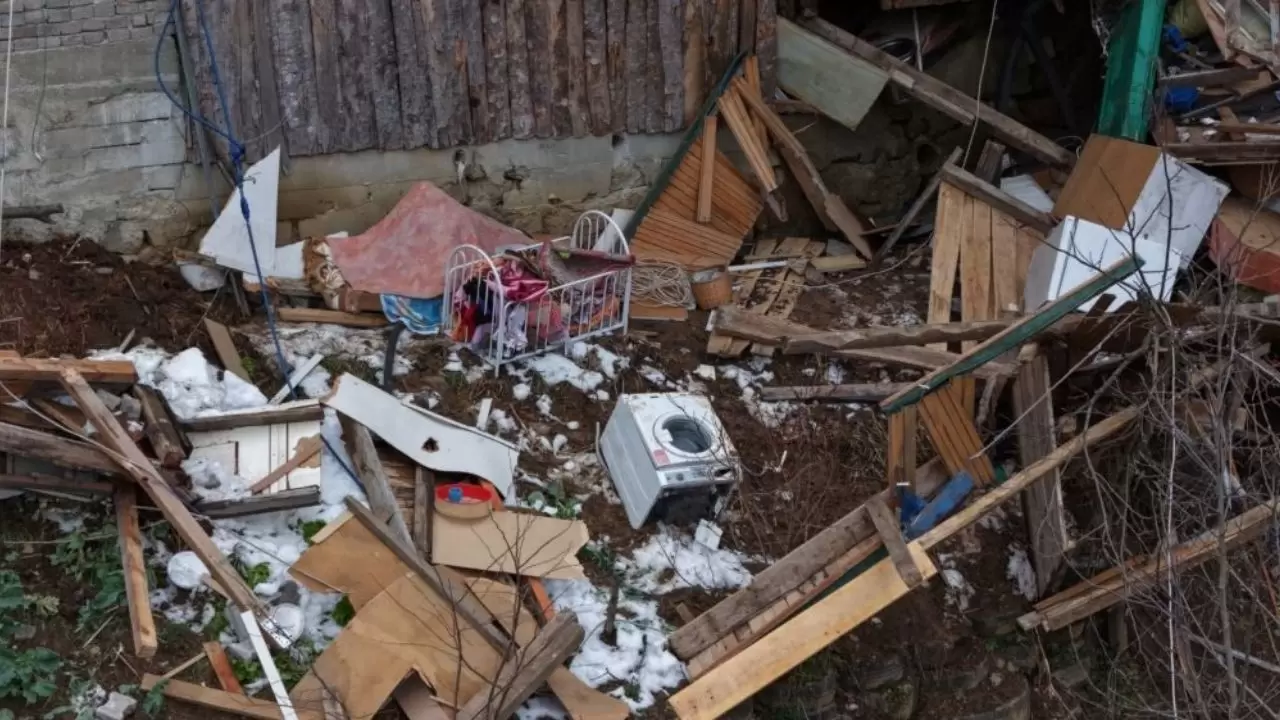 Ev ve ahır heyelanla saniyeler içinde yıkıldı 2