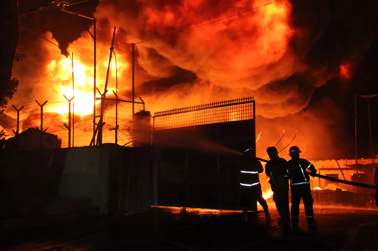 Endonezya’nın Medan kentinde fabrika yangını 1