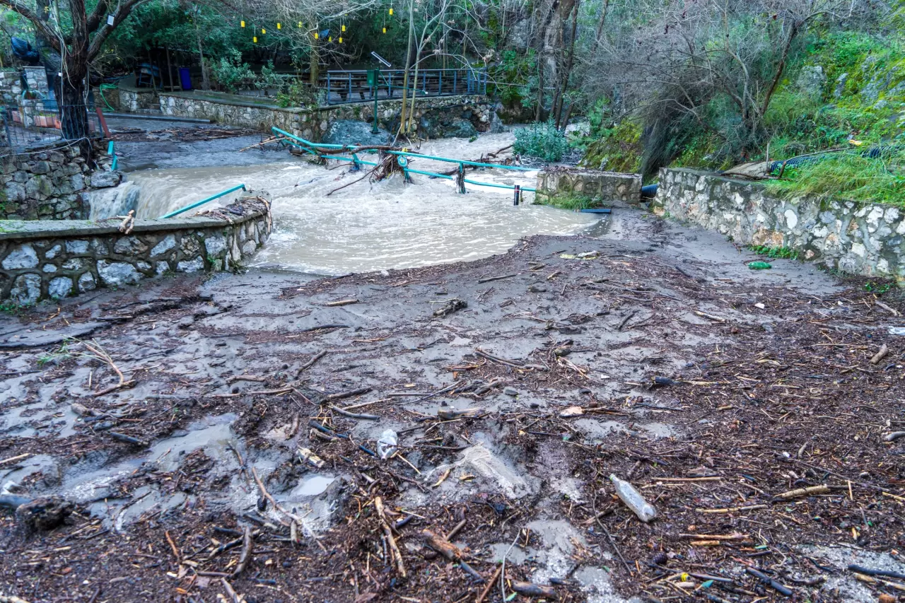 Otomobiller dereye uçtu, tarım arazileri göle döndü! 6