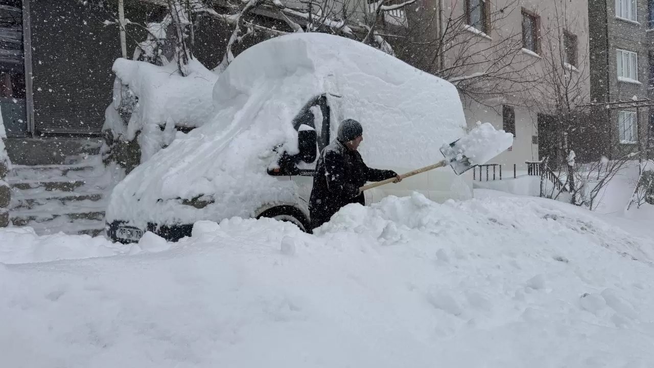 Sabah saatlerinde etkili olan kar, kentte hayatı durma noktasına getirdi! 3