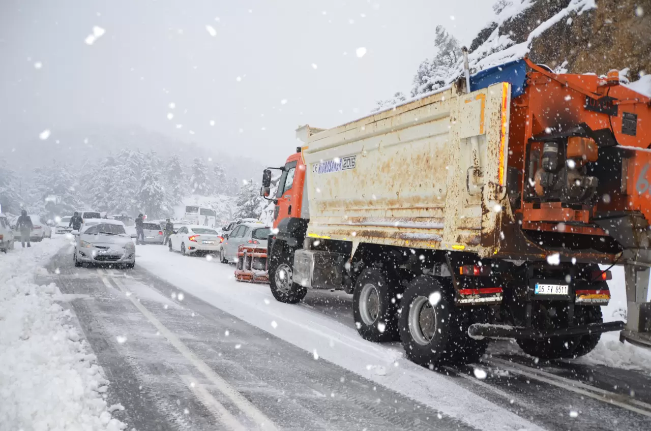 Antalya'da sel sonrası kar yağışı başladı 3