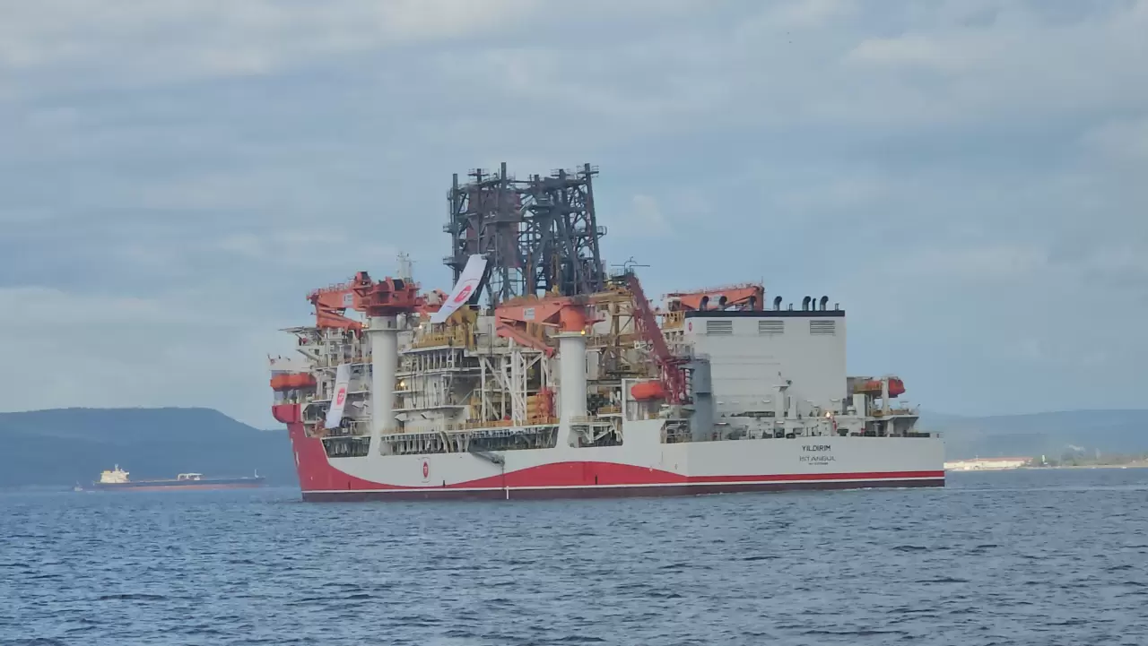 Türk filosunun yeni gözdesi "Yıldırım" Çanakkale Boğazı'ndan geçti 2