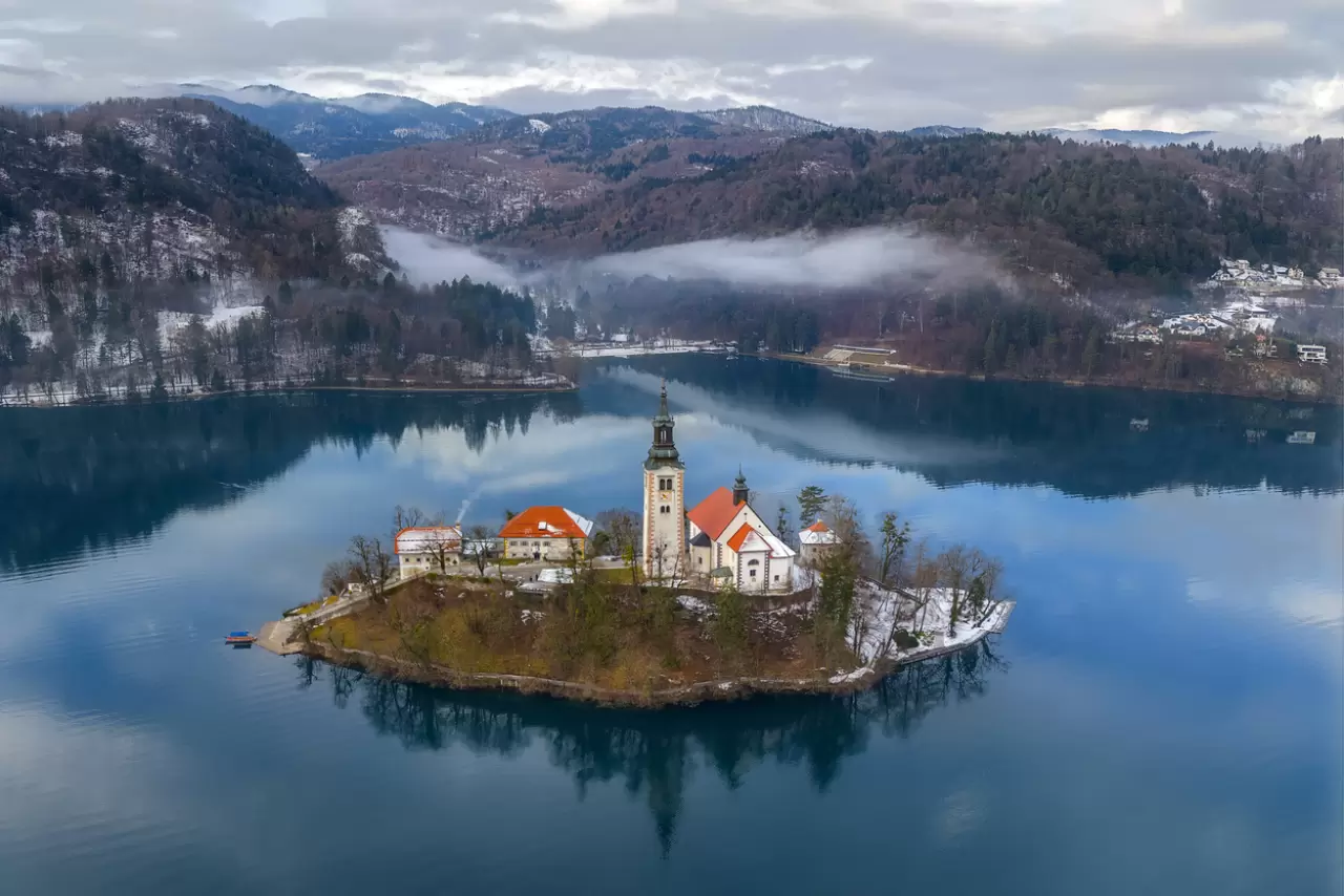 Bled Gölü'nde sisli bir masal: Doğa severler için kaçırılmayacak anlar! 9