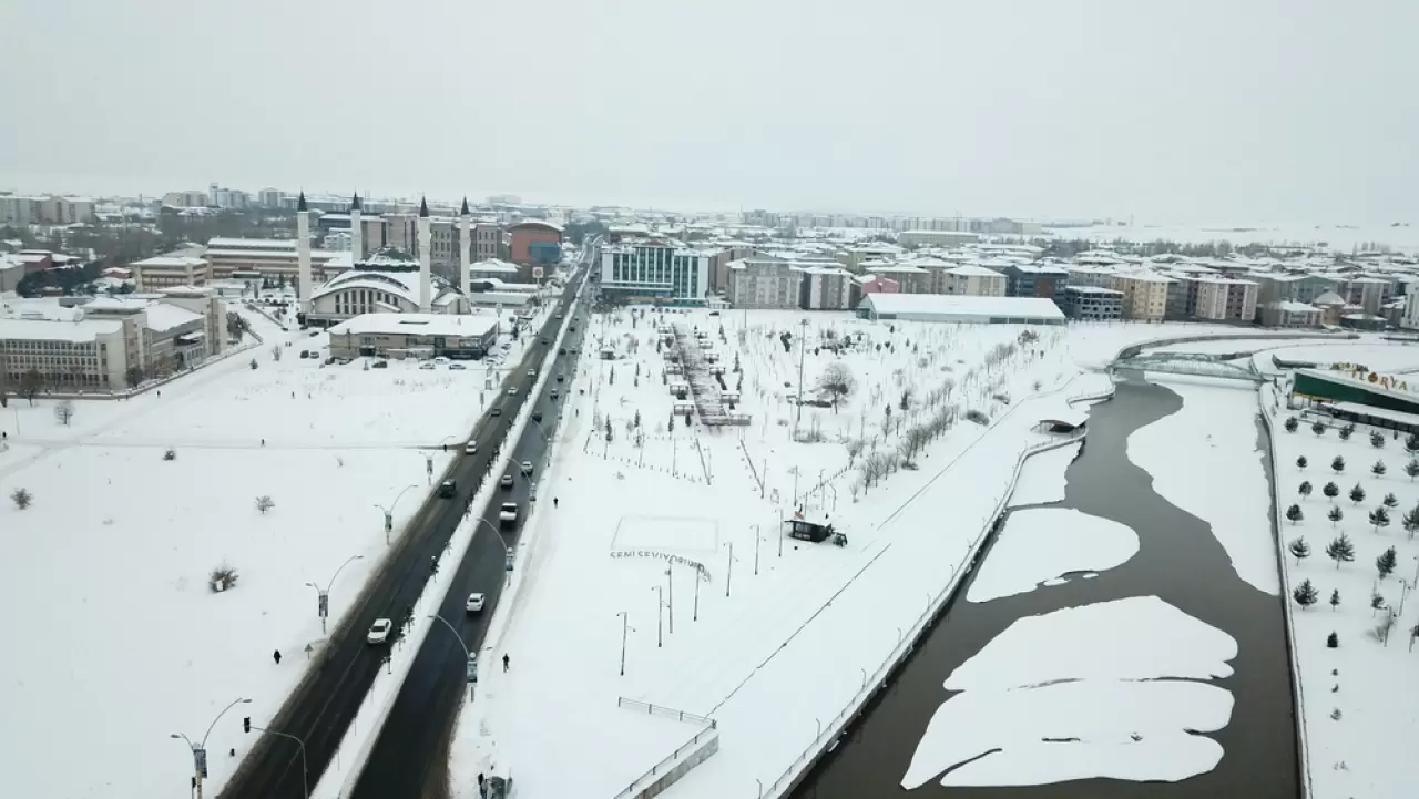 Ağrı’da kar yağışı tek katlı evleri beyaza bürüdü, ortaya kartpostallık görüntüler çıktı 8