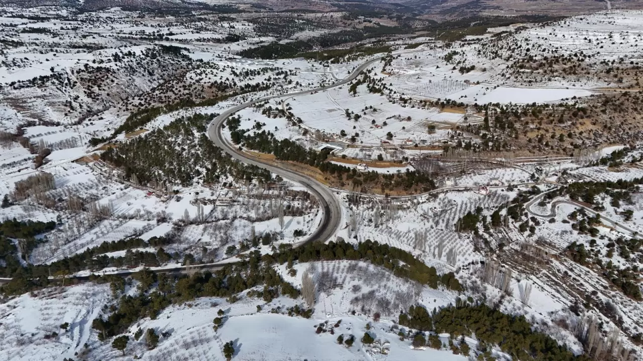 Karaman’da köyler beyaza büründü, kartpostallık görüntüler oluştu 1