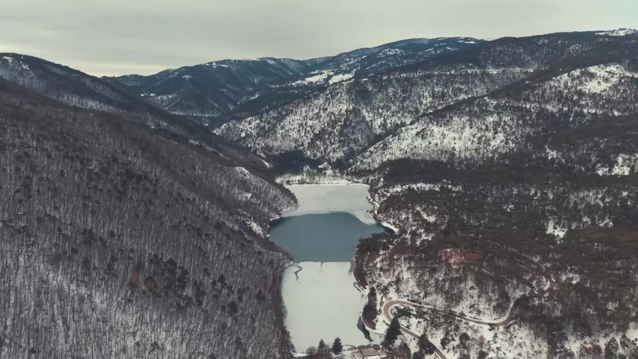 Turizm cenneti olan Boraboy Gölü’nün yüzeyi buz tuttu 1