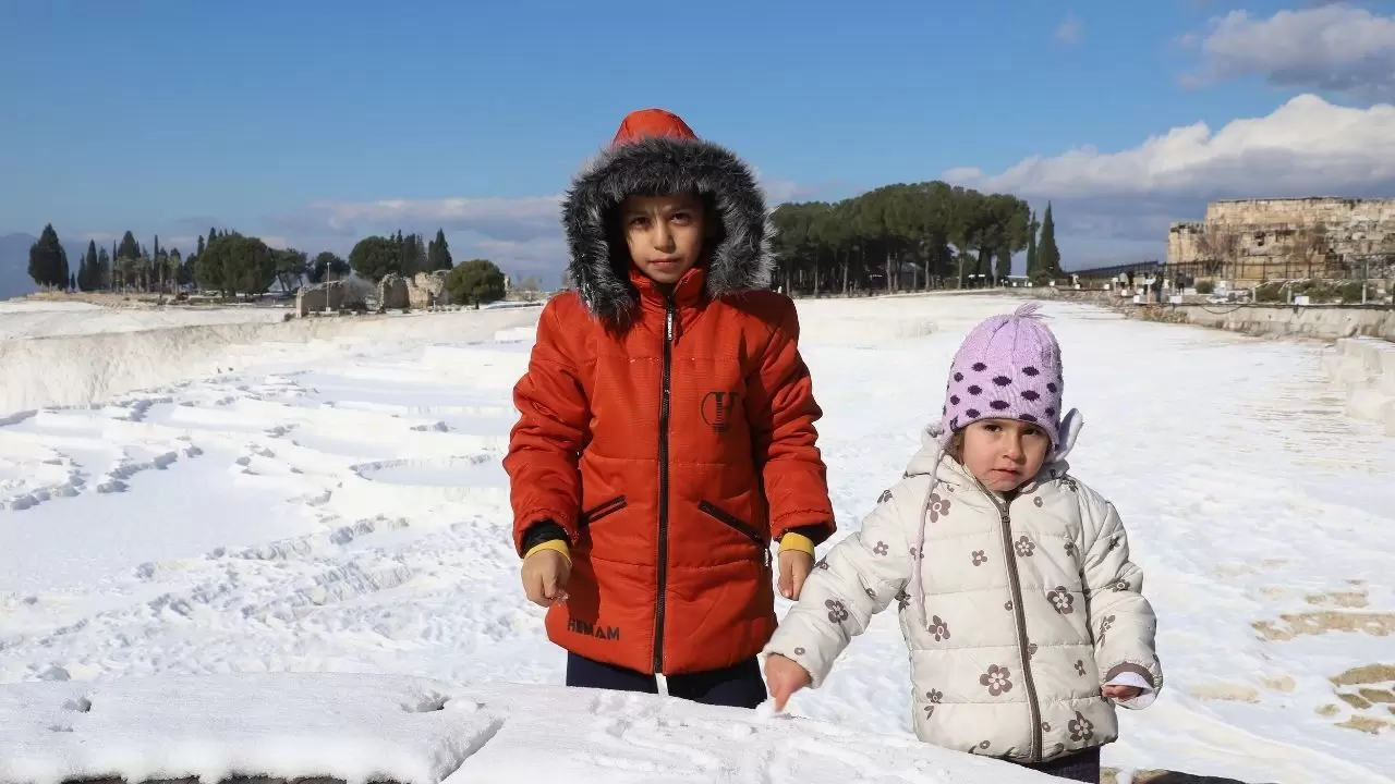 Karın ve tarihin buluşması: Pamukkale’de eşsiz görüntüler! 3