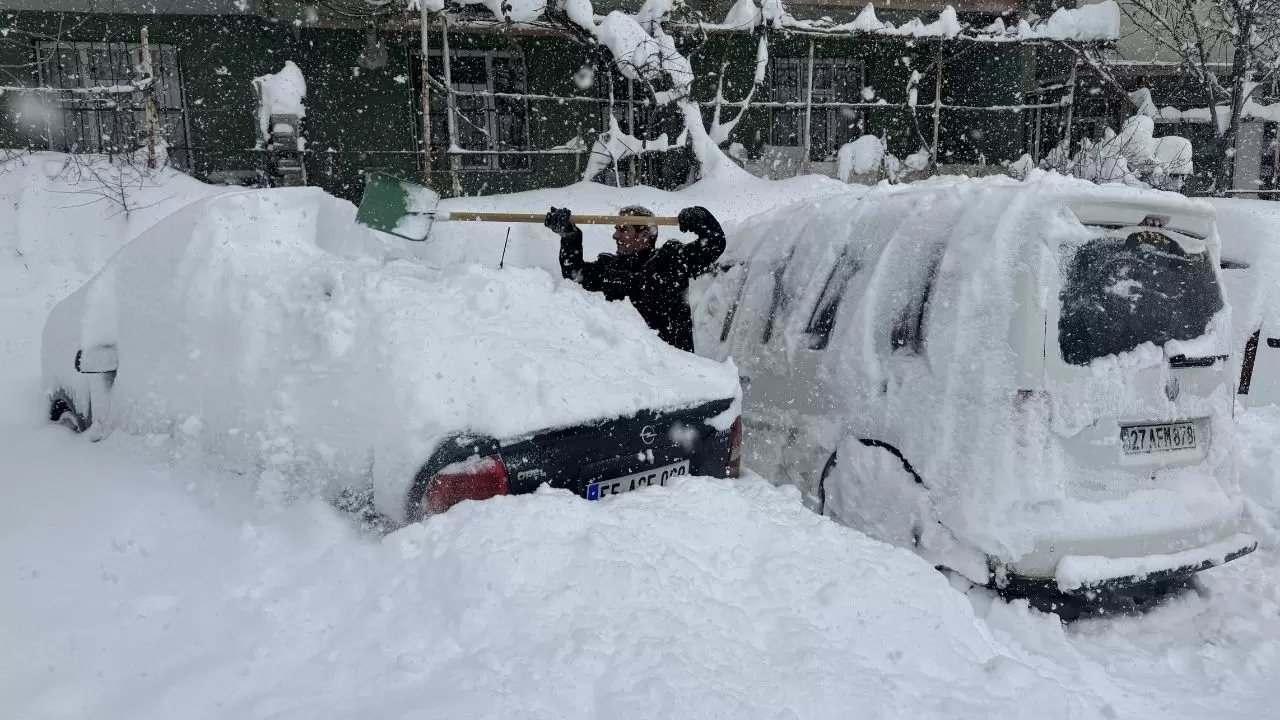 Sabah saatlerinde etkili olan kar, kentte hayatı durma noktasına getirdi! 2