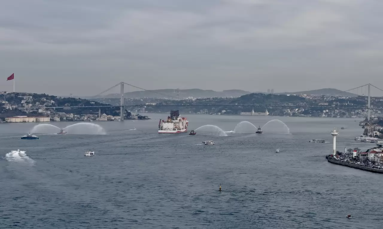 Dev enerji hamlesi Boğaz’da: Türk sondaj gemisi Yıldırım İstanbul’dan Karadeniz’e geçti 7