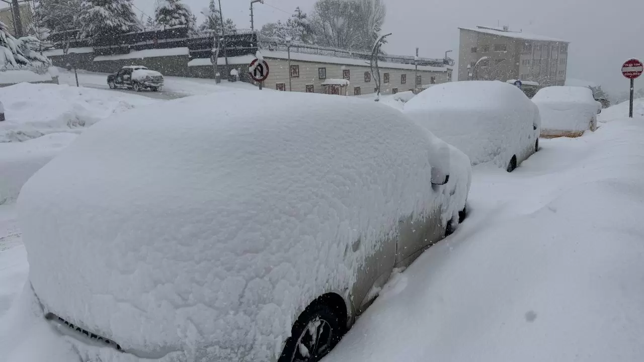 Sabah saatlerinde etkili olan kar, kentte hayatı durma noktasına getirdi! 5