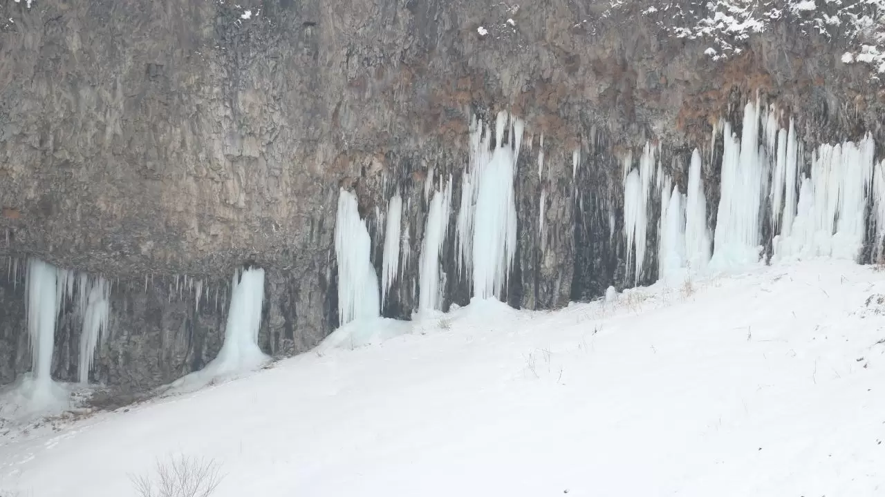 Ağrı’daki Murat Kanyonu kış manzarasıyla ziyaretçilerini karşılıyor 12