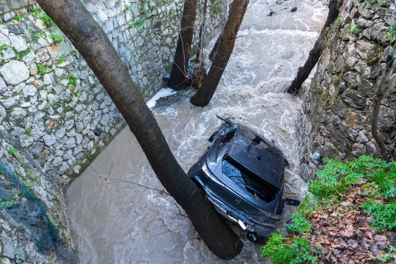 Otomobiller dereye uçtu, tarım arazileri göle döndü! 9