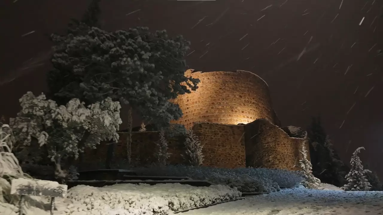 Kar Aydos’u beyaza bürüdü: Tarihi kale kartpostallık manzaraya dönüştü! 3