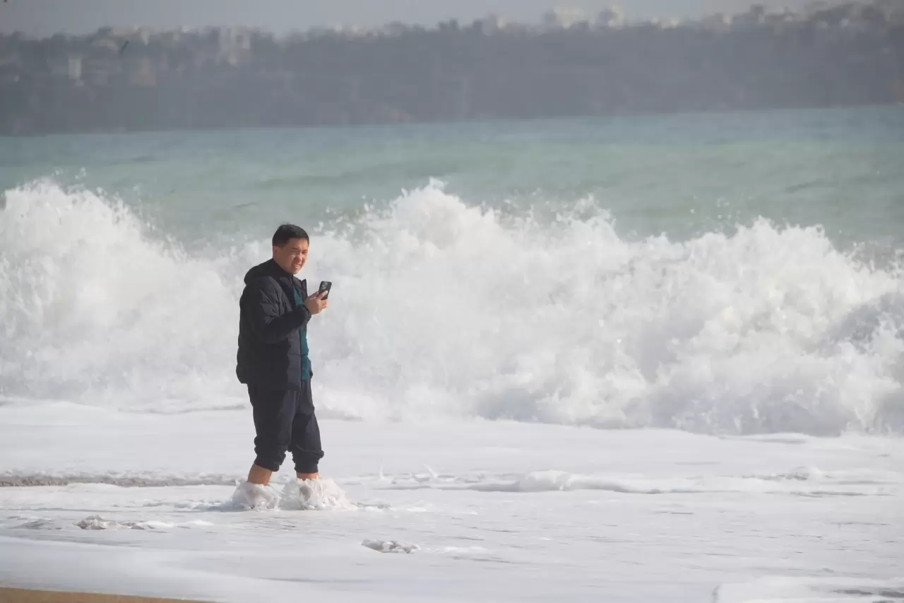 Fırtına sonrası Konyaaltı'nda ilginç görüntüler 1