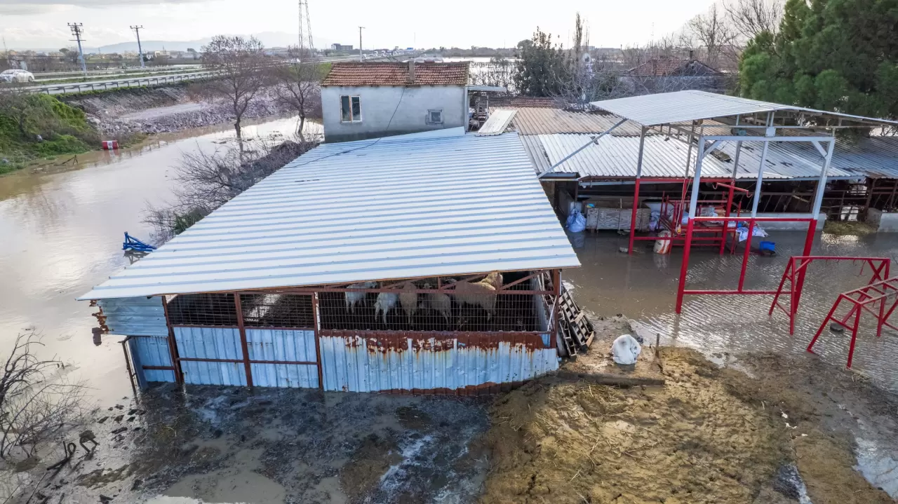 Otomobiller dereye uçtu, tarım arazileri göle döndü! 2