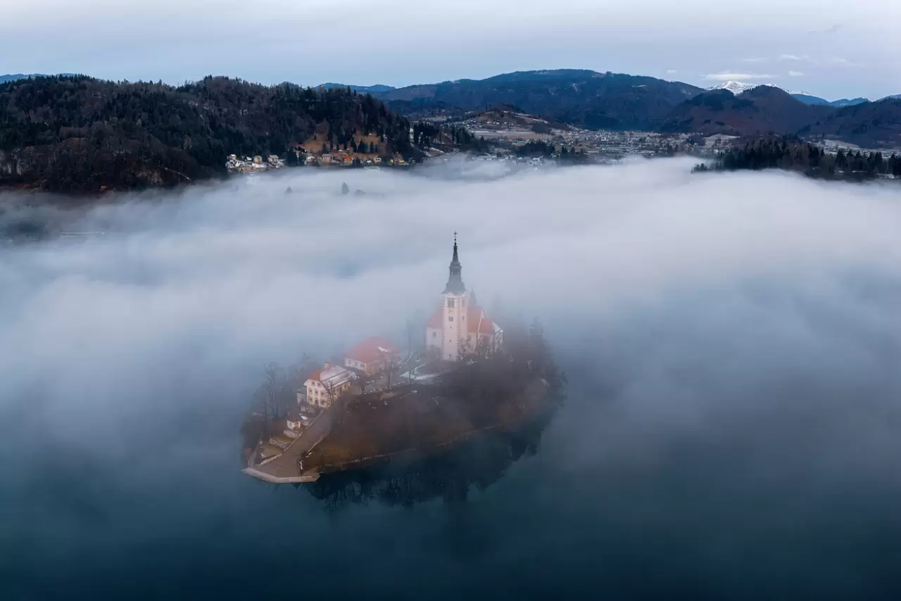 Bled Gölü'nde sisli bir masal: Doğa severler için kaçırılmayacak anlar! 4