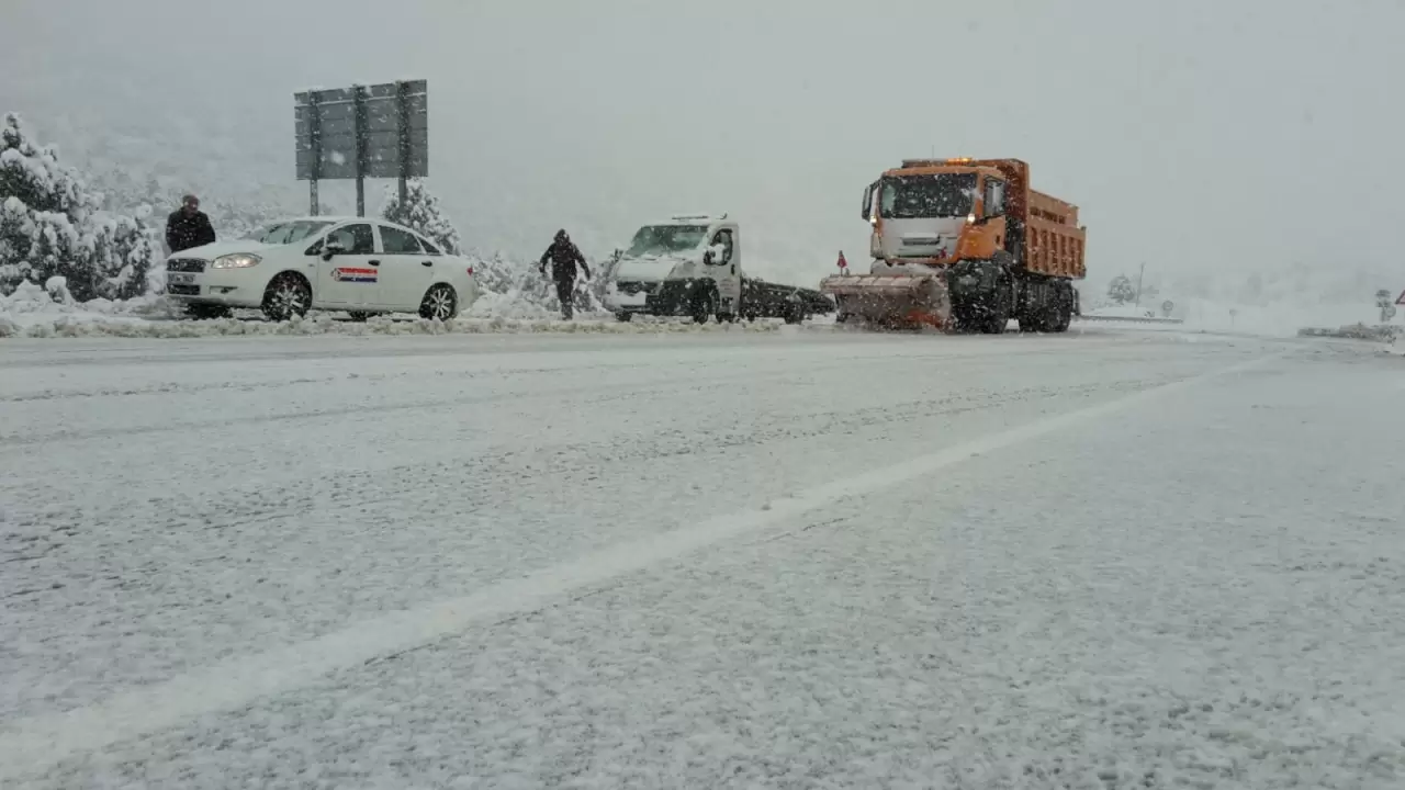 Antalya'da sel sonrası kar yağışı başladı 5