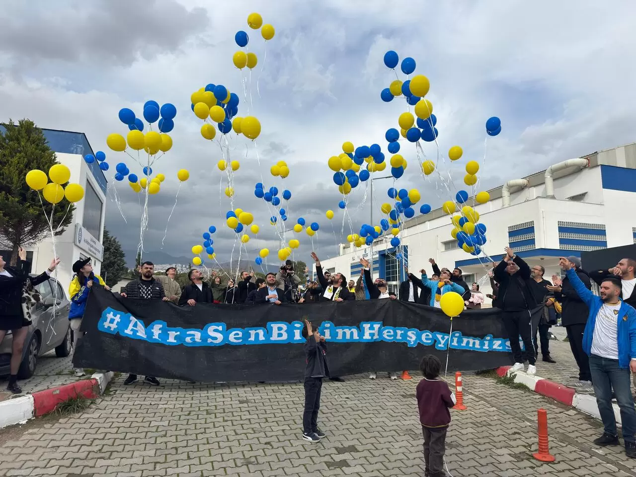 3 yaşındaki Afra için gökyüzüne umut balonları uçtu 1