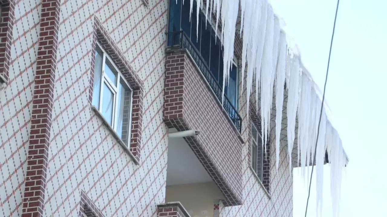 Dondurucu soğuklar Doğu’yu esir aldı: Evler, arabalar ve yollar buz pistine döndü 3