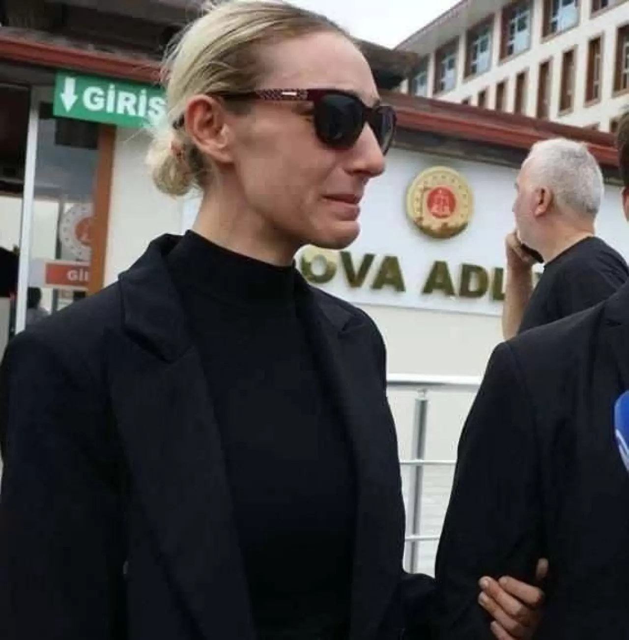 Güllü’nün oğlundan babasına sert suçlama: “Annemin hayatını karartan kişi” 3