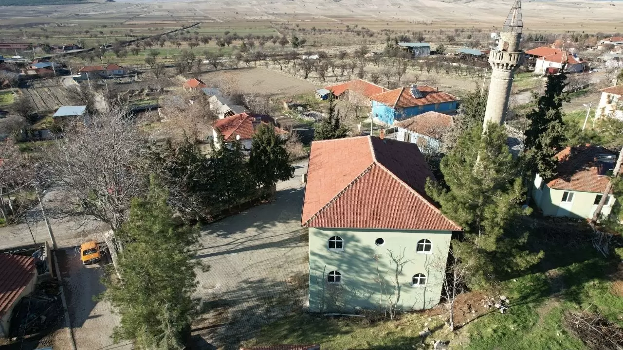 Köylünün kendi eliyle yaptığı cami icralık oldu 1