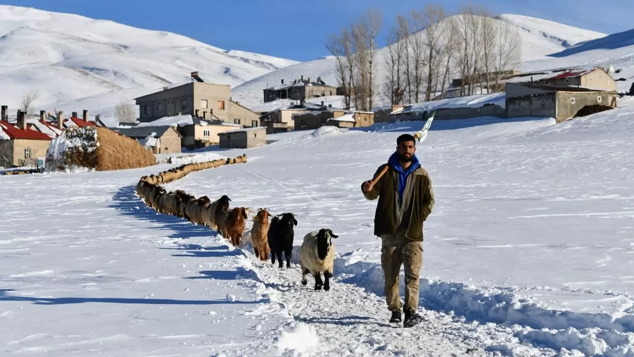 Van’da Kış Sert yüzünü gösterdi: Çatak’ta günlük yaşam dondu 5