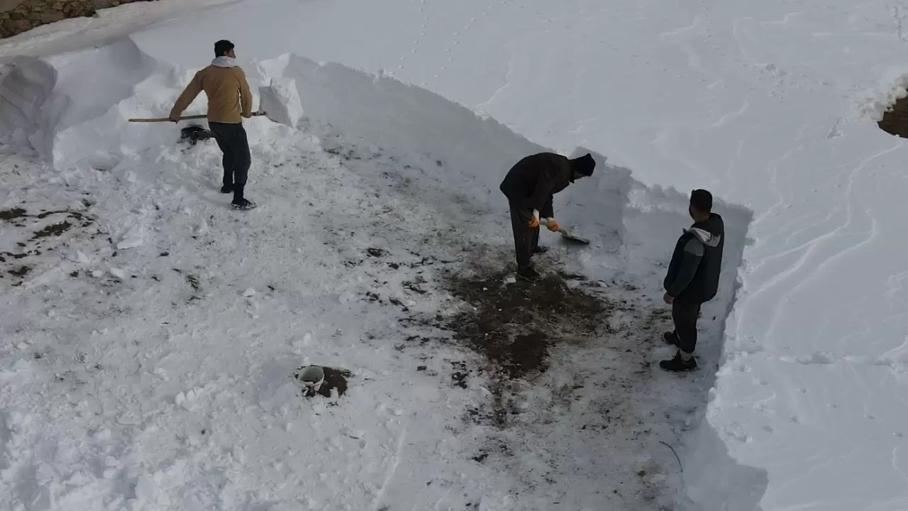 Van’da Kış Sert yüzünü gösterdi: Çatak’ta günlük yaşam dondu 4