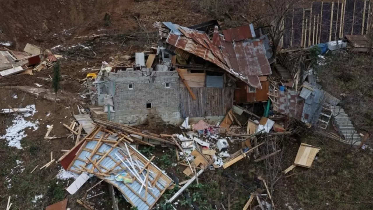 Ev ve ahır heyelanla saniyeler içinde yıkıldı 1