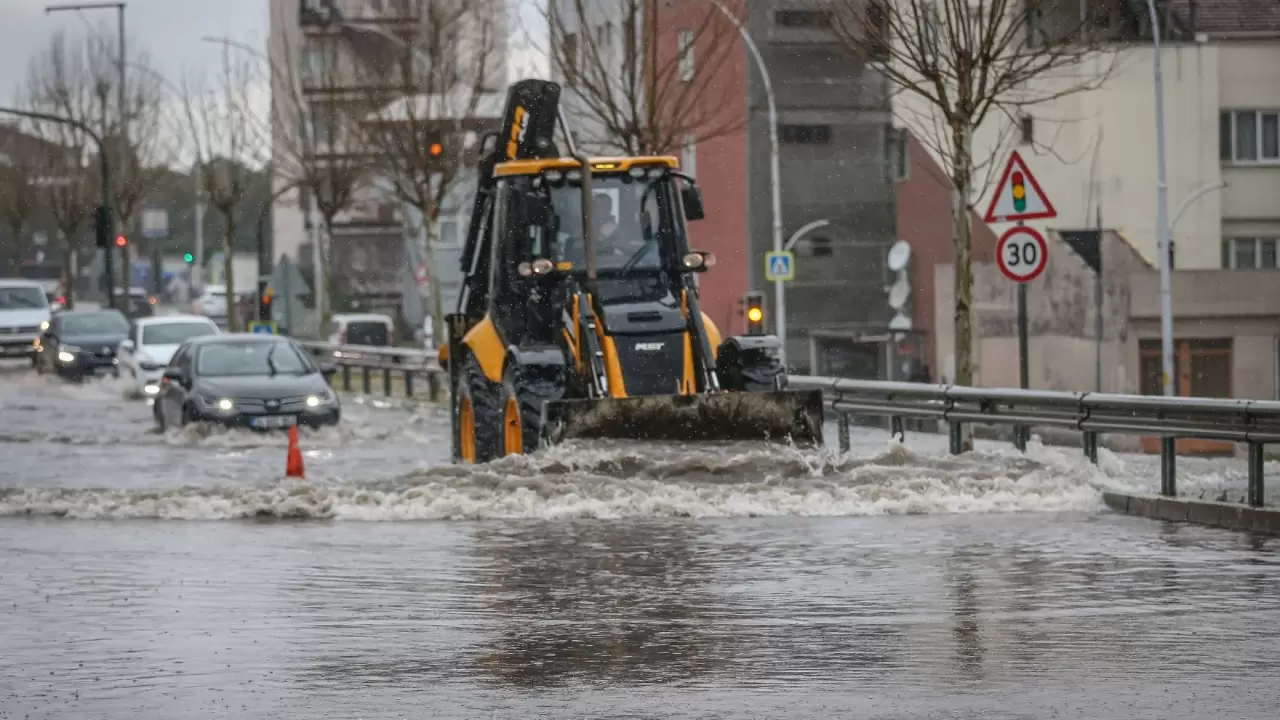Bursa’da fırtına ve sağanak can ve mal güvenliğini tehdit ediyor 4