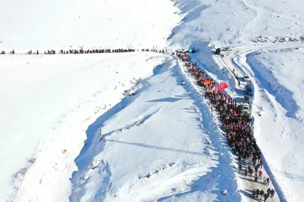 Binlerce kişi 111. yılında aynı yerde! "Türkiye Şehitleriyle Yürüyor" 24