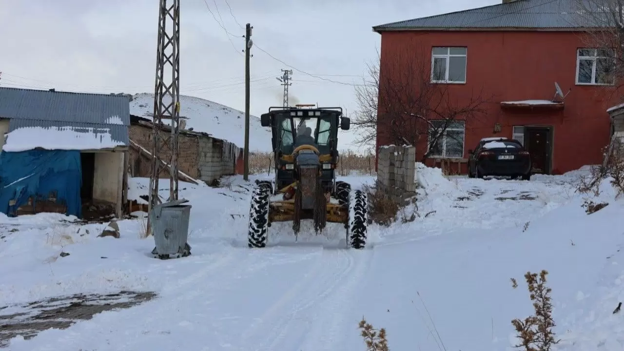 Van beyaza büründü: Kar 1,5 metreyi aştı, hayat durma noktasında 7