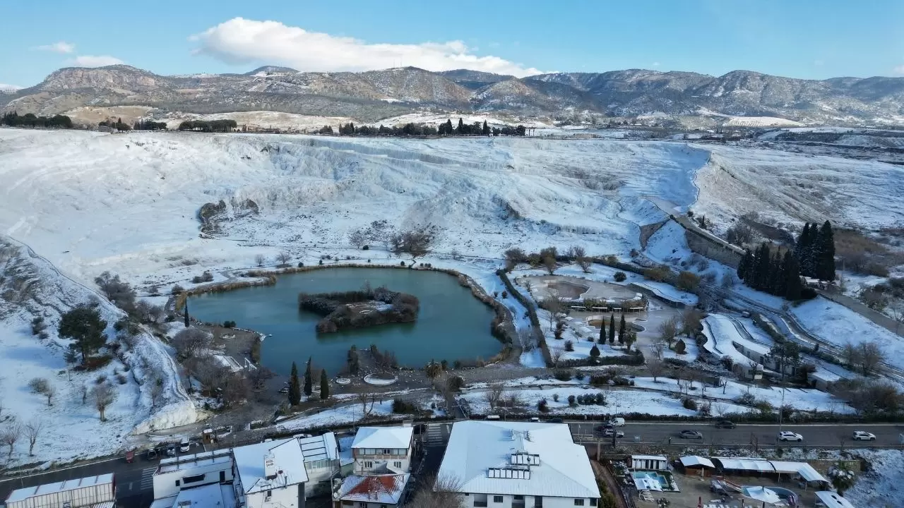 Karın ve tarihin buluşması: Pamukkale’de eşsiz görüntüler! 7